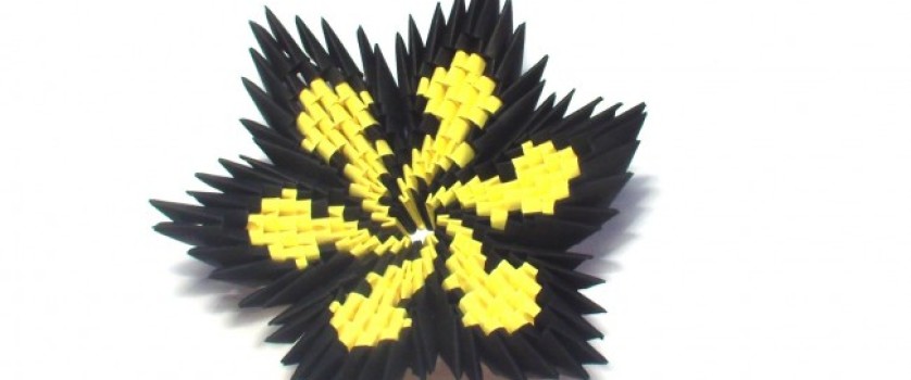 Спиральный цветок из треугольных модулей