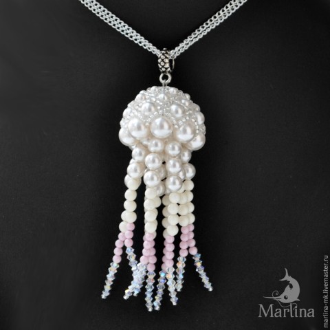 Создаем кулон «Медуза» из жемчуга и бусин Swarovski </div><!-- .featured-header-image -->
<div class=