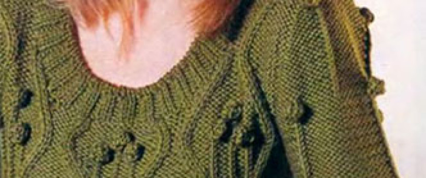 Зеленый пуловер с шишечками