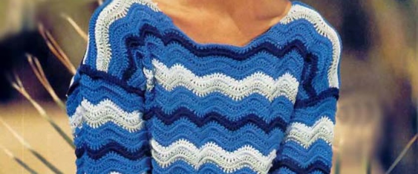 Пуловер в синих тонах с узором из волн