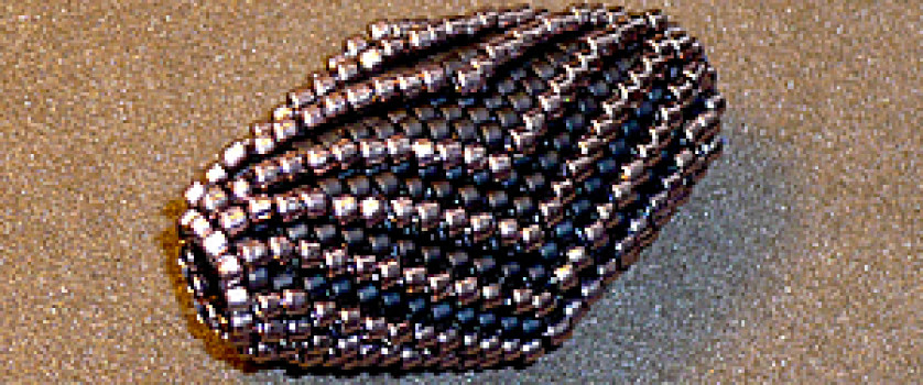 Плетеная из бисера бусина с уголками