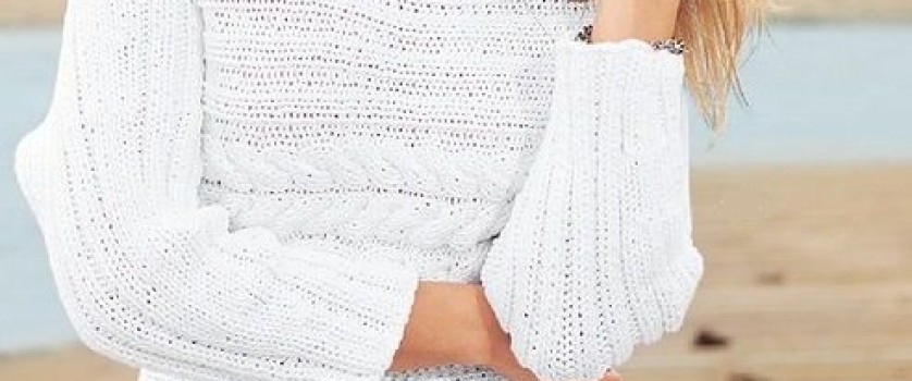 Белый пуловер связанный поперёк